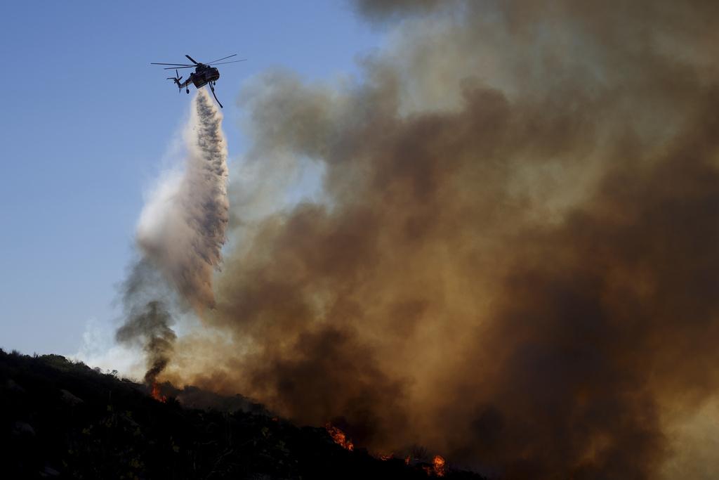 美國南加州森林山火,當局出動直升機救火。(美聯社)