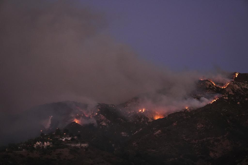 美國南加州森林山火,在強風下難撲滅火種。(美聯社)