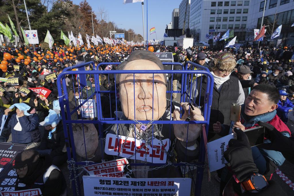 參與遊行市民反對尹錫悅。(AP)