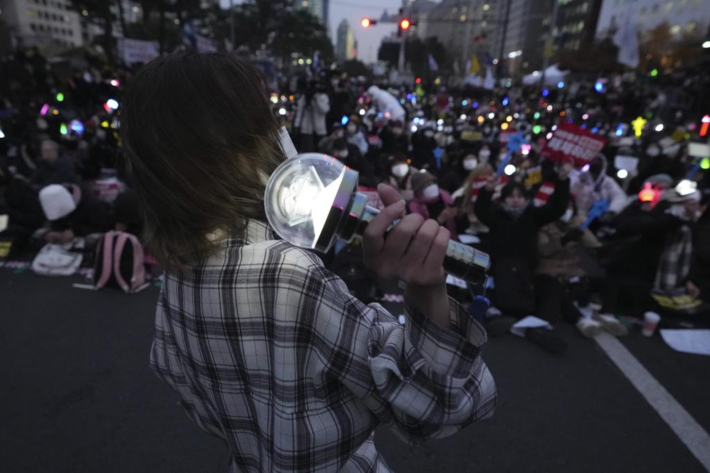 有學生參與遊行支持彈劾案。(AP)