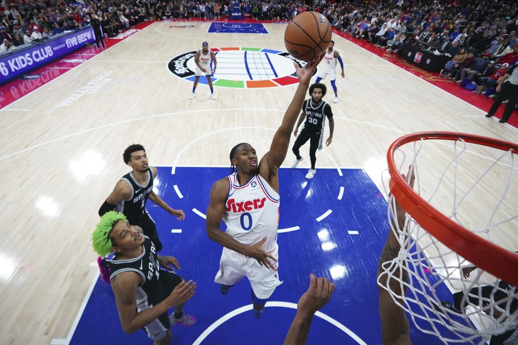 76人以111:106擊敗馬刺。(美聯社)