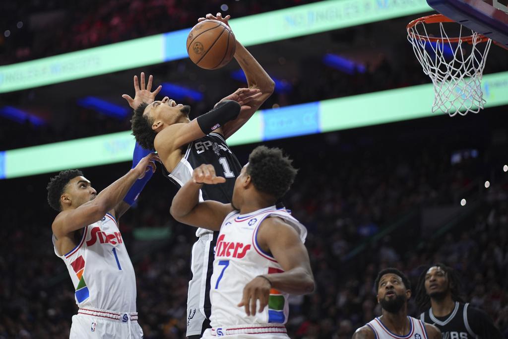 76人以111:106擊敗馬刺。(美聯社)