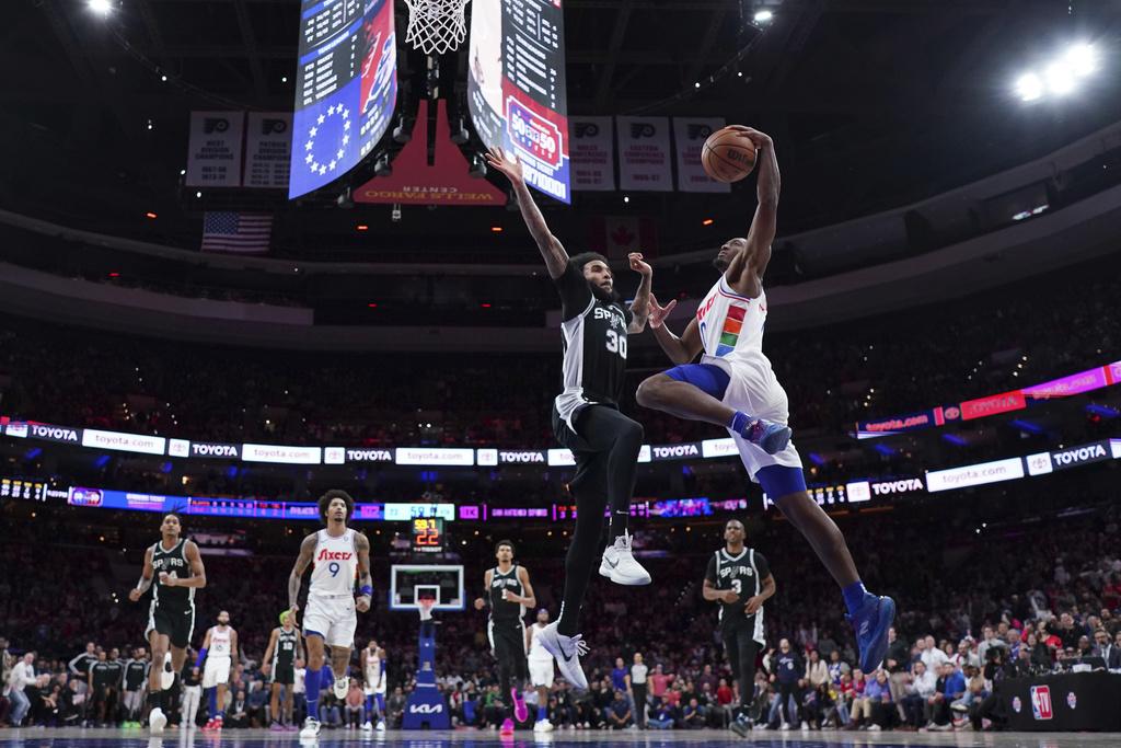 76人以111:106擊敗馬刺。(美聯社)