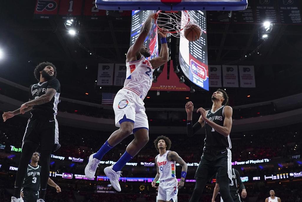 76人以111:106擊敗馬刺。(美聯社)