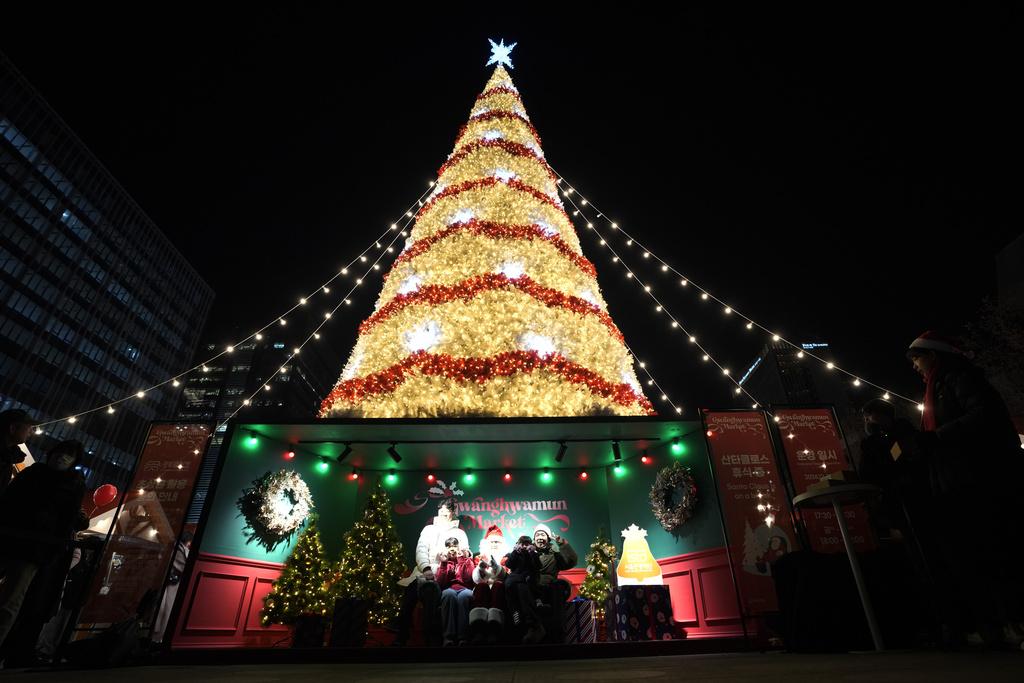 南韓首爾民眾在平安夜歡慶佳節。(美聯社)