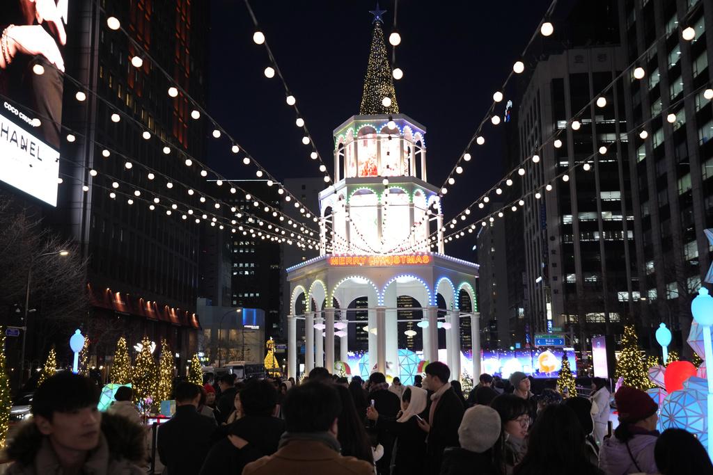 南韓首爾民眾在平安夜歡慶佳節。(美聯社)