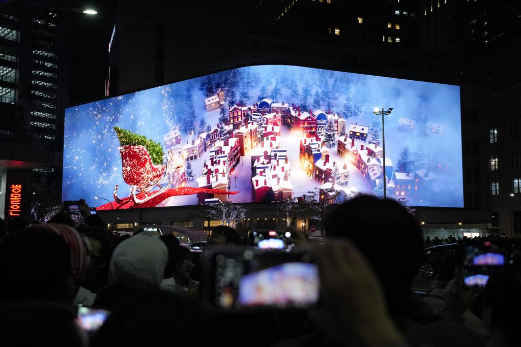 南韓首爾民眾在平安夜歡慶佳節。(美聯社)