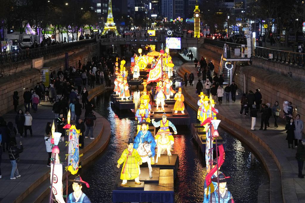 南韓首爾的節日燈飾。(美聯社)