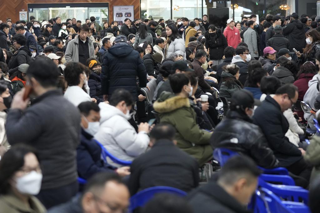 大批家屬聚集在務安機場等候消息。(美聯社)