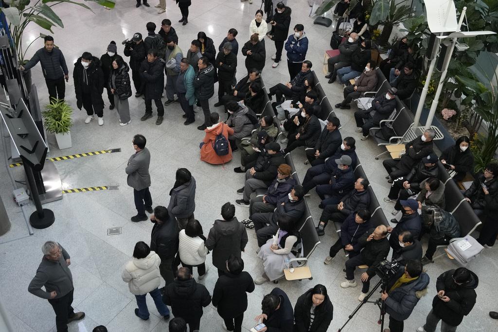 大批家屬聚集在務安機場等候消息。(美聯社)