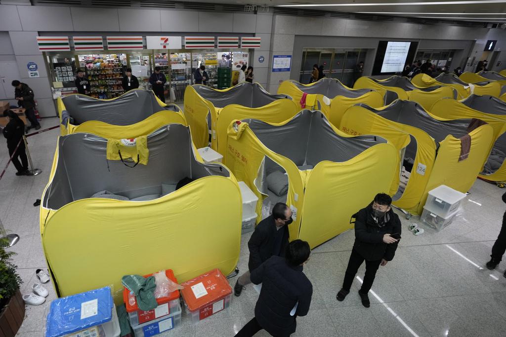 務安機場客運大樓內設置臨時帳幕,供乘客家屬休息。(美聯社)