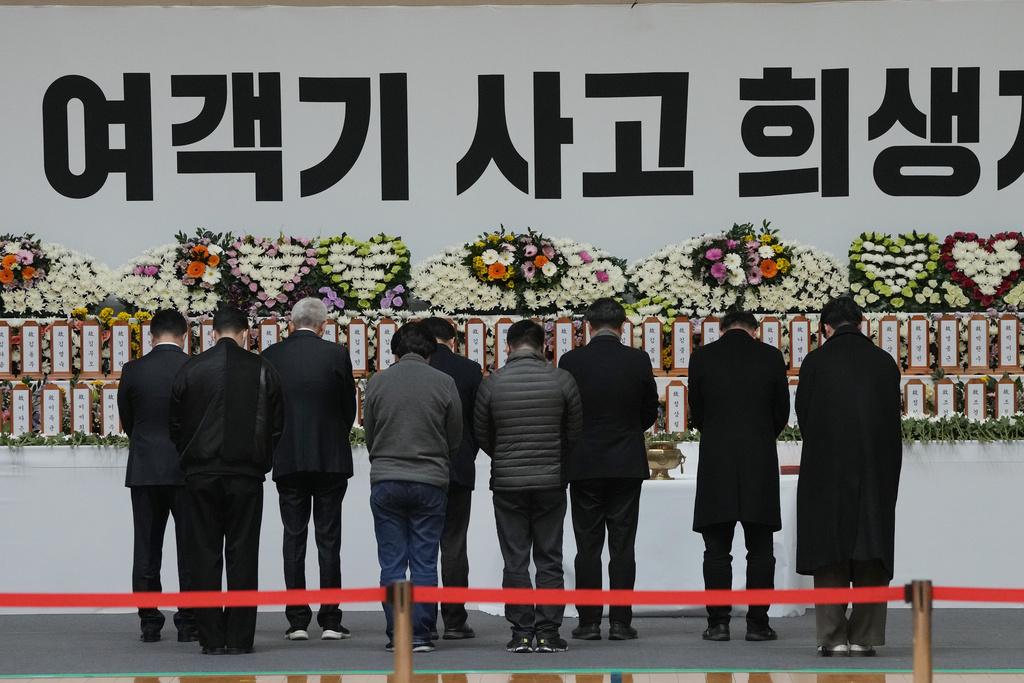 南韓多地設置臨時靈堂,圖為民眾到務安體育公園靈堂,向死難者致祭。(美聯社)