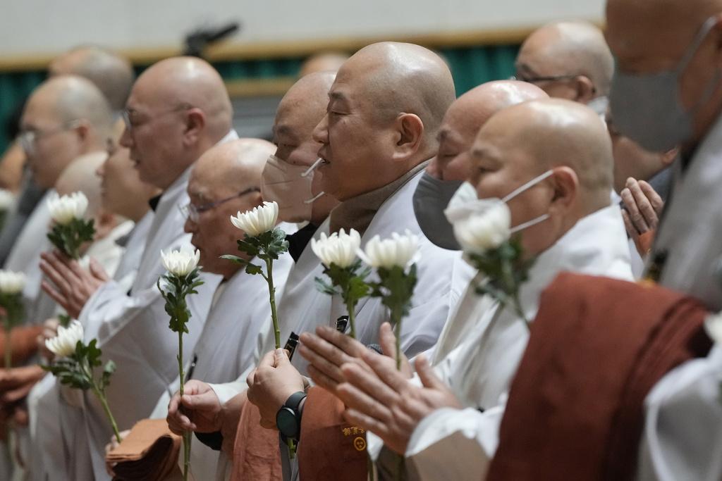 南韓多地設置臨時靈堂,有僧人到場致祭。(美聯社)