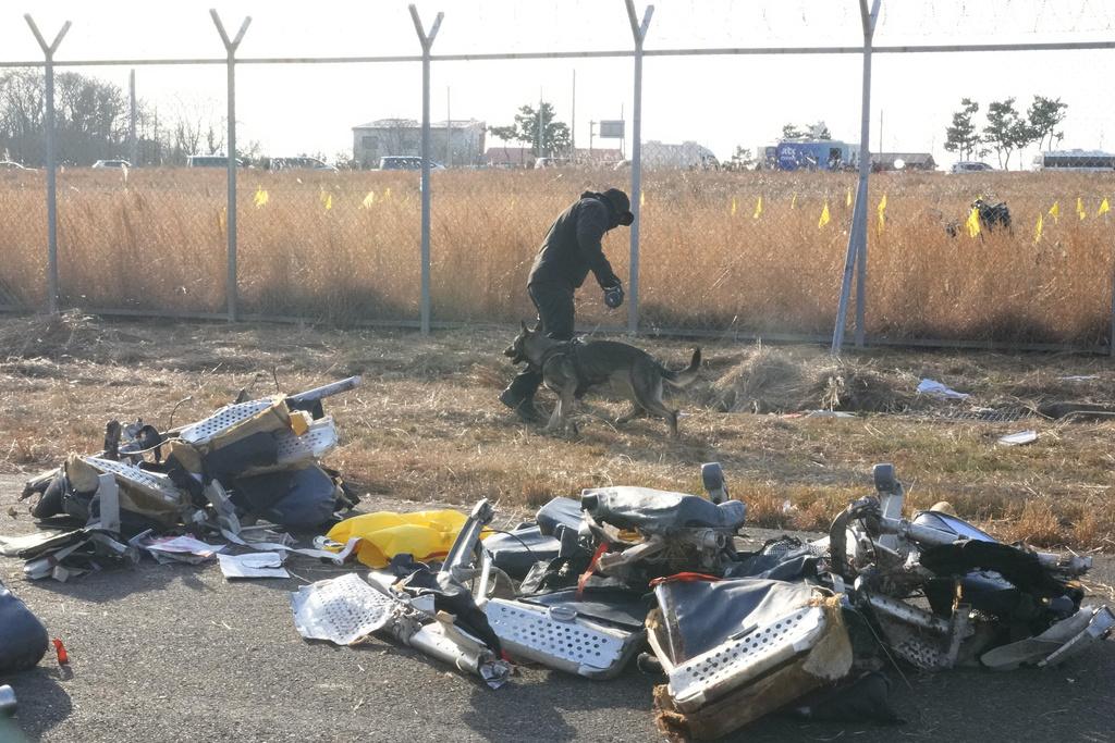 客機殘骸和乘客物品散落地上。(美聯社)