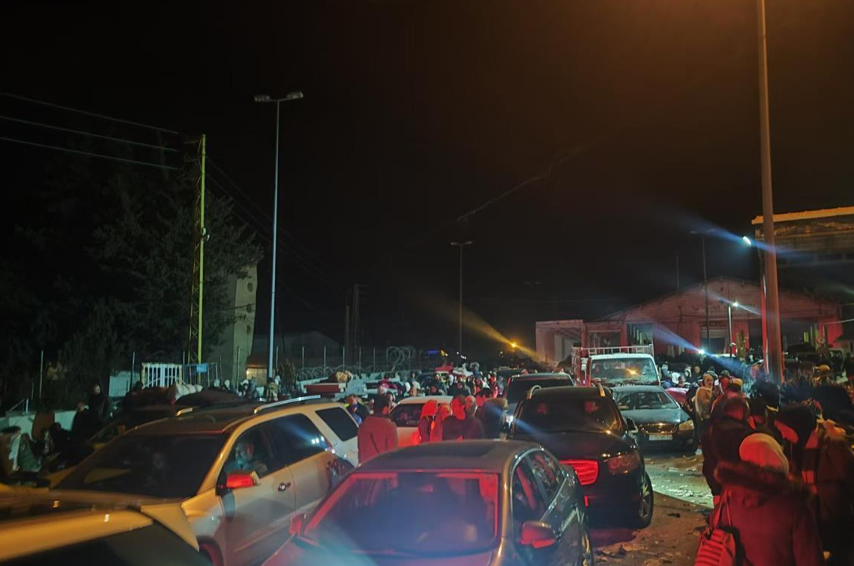 汪先生於逃離的路上徹夜未眠,臨近敘利亞與黎巴嫩邊境的佳迪達亞布斯口岸,車輛排長龍,到處人山人海。(網上圖片)