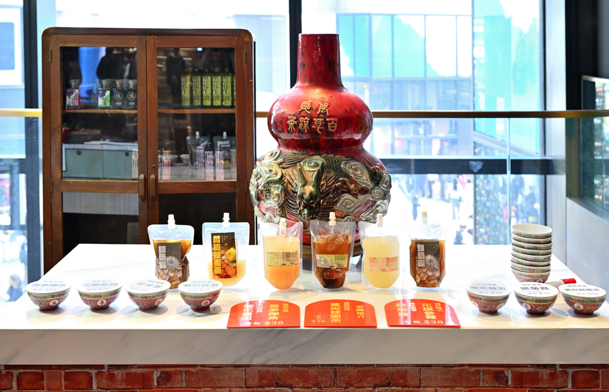 《九龍城寨之圍城》電影展覽 擺放經典葫蘆形大銅壺的涼茶舖,提供傳統地道涼茶飲料,健康養生。