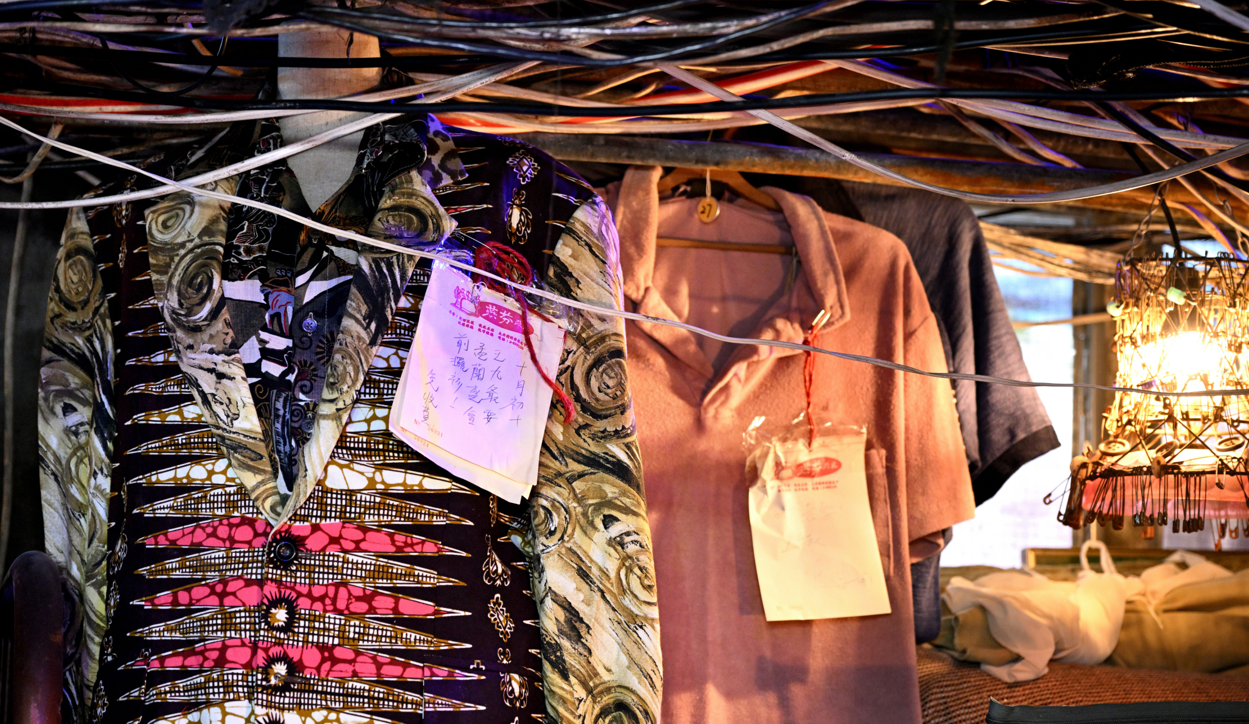 《九龍城寨之圍城》電影展覽 裁縫店擺放電影演員戲服