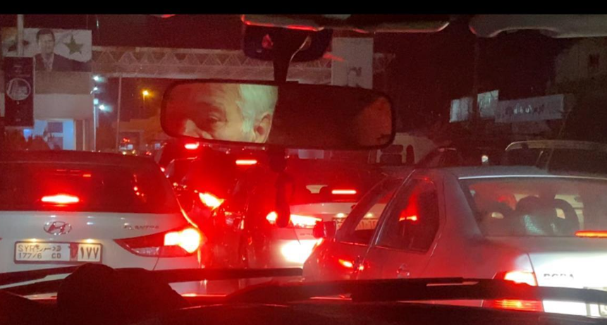 汪先生於逃離的路上徹夜未眠,臨近敘利亞與黎巴嫩邊境的佳迪達亞布斯口岸,車輛排長龍,到處人山人海。(網上圖片)