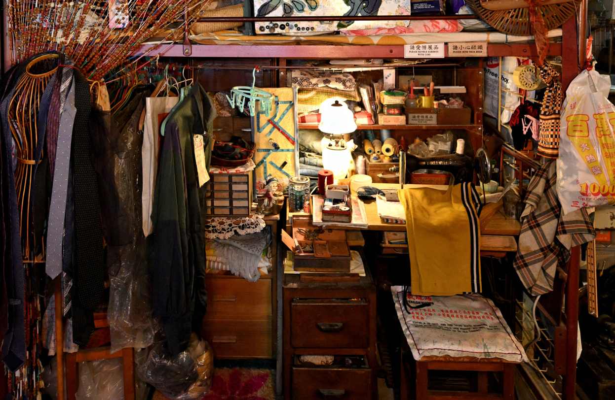 《九龍城寨之圍城》電影展覽 裁縫店 寨城是個大工場,小型裁縫店為街坊提供專業服務。