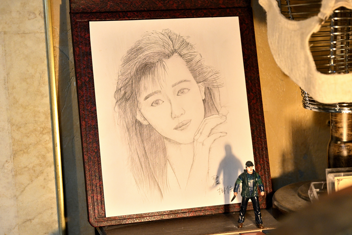 《九龍城寨之圍城》電影展覽 從未在跌打舖內出現的「四仔」女友,容貌將以素描形式首度曝光