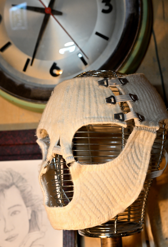 《九龍城寨之圍城》電影展覽 跌打舖內的「四仔」面具