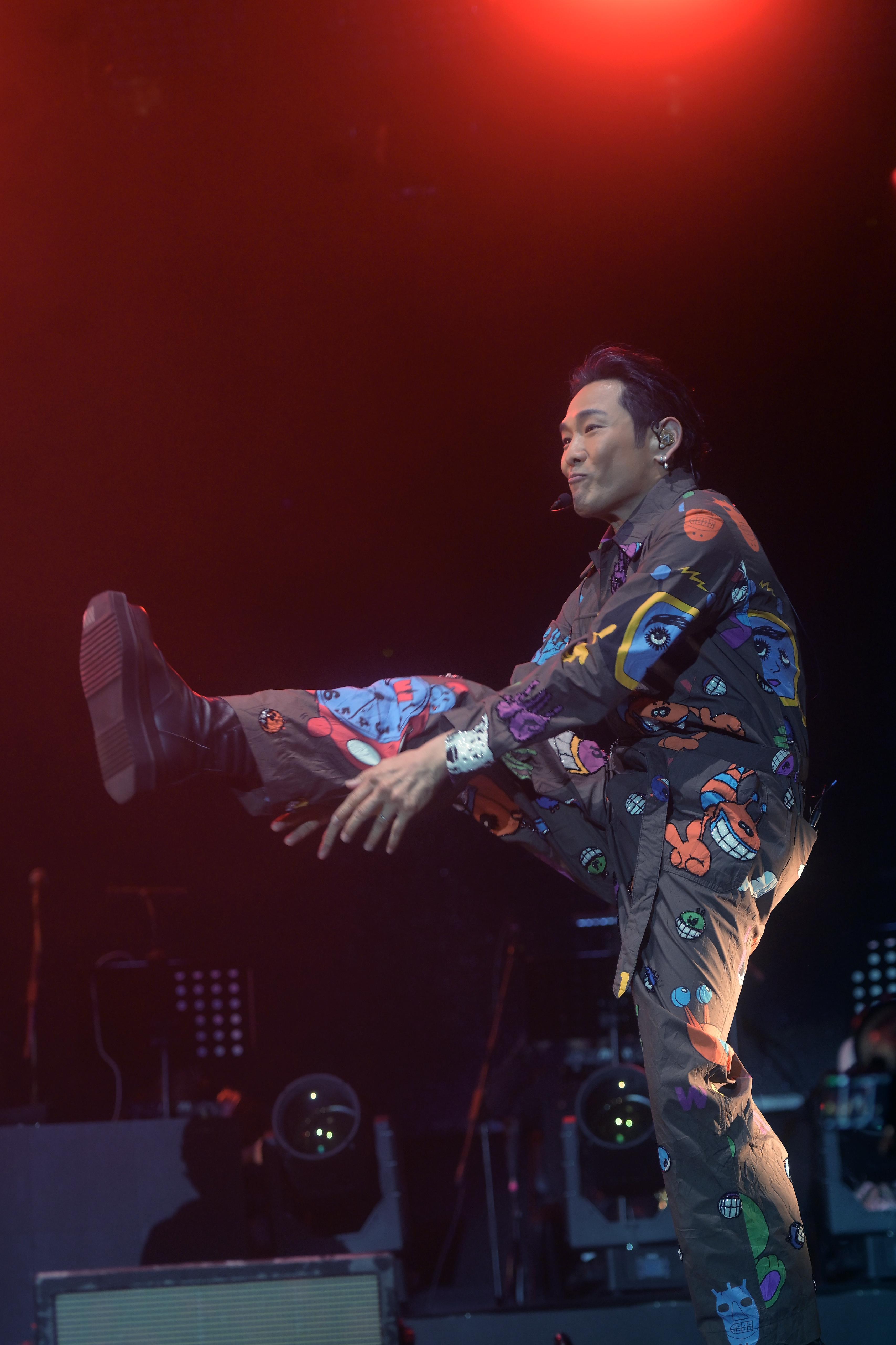 杜德偉勁歌熱舞。