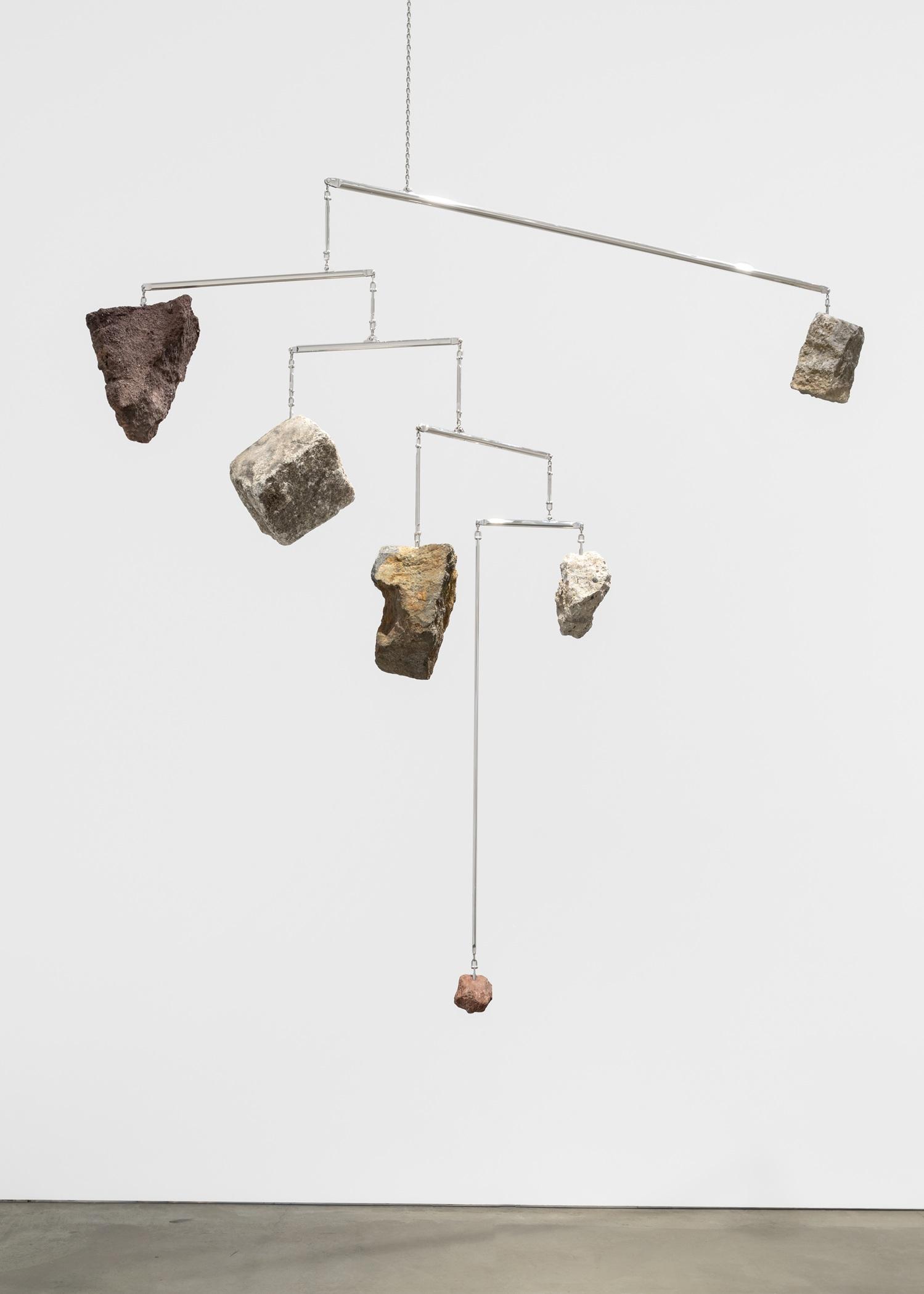 裝置作品《超重的天空》,有點反地心吸力的意圖。