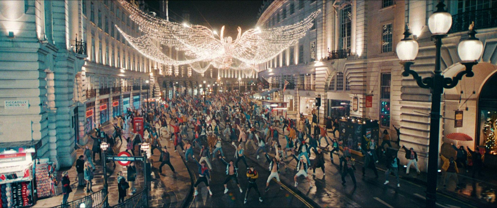 《原始巨星》其中長達4分鐘的歌舞,動員500人於英國倫敦中心的Regent Street實景拍攝。