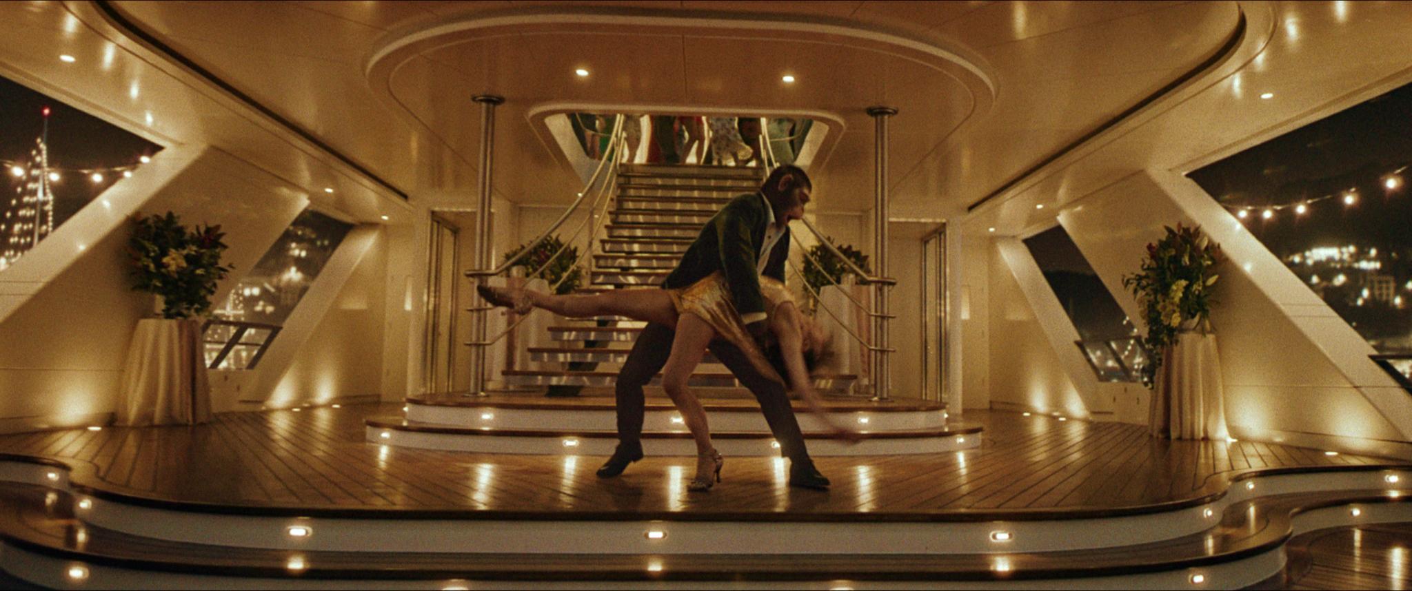 《原始巨星》連場歌舞。