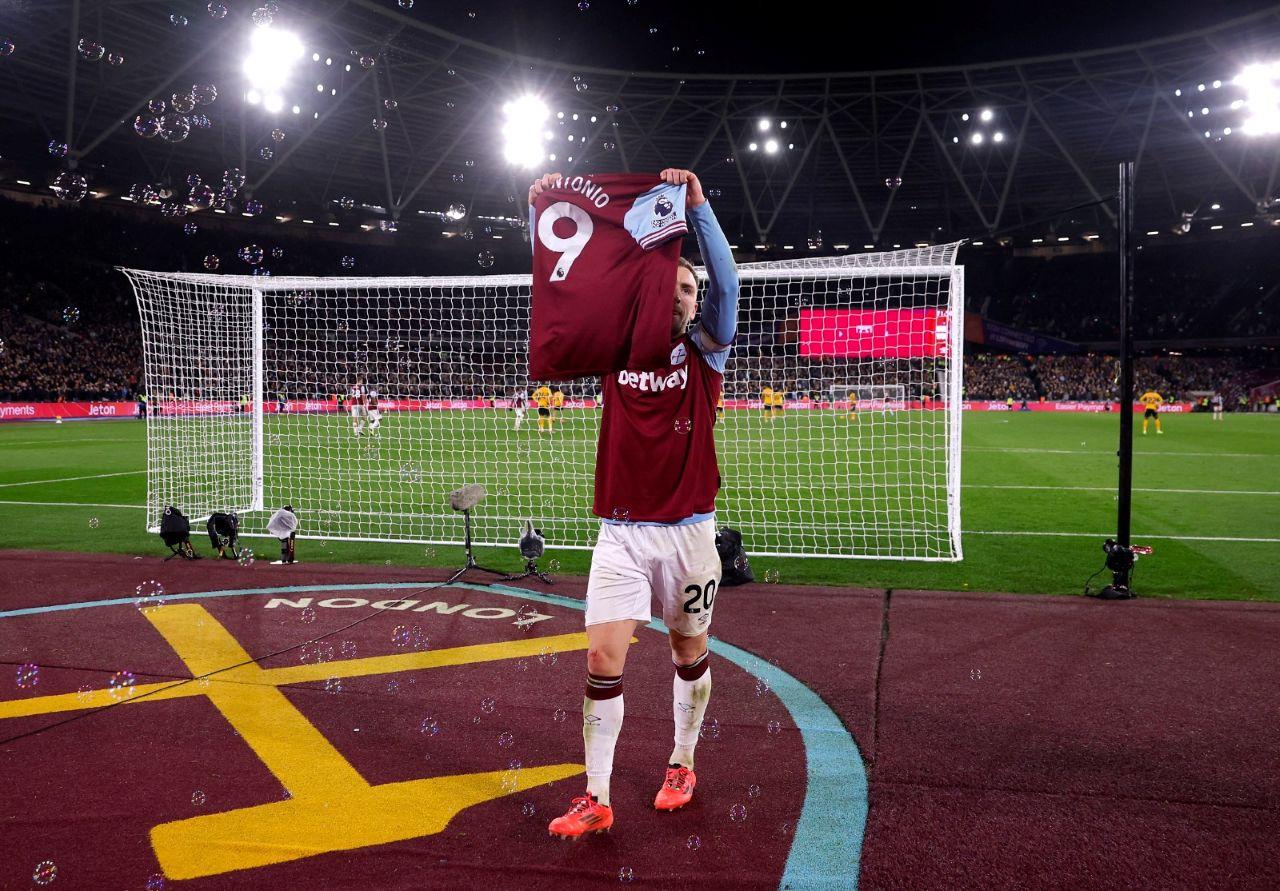 保雲入球後舉起安東尼奧的9號球衣。(路透社)