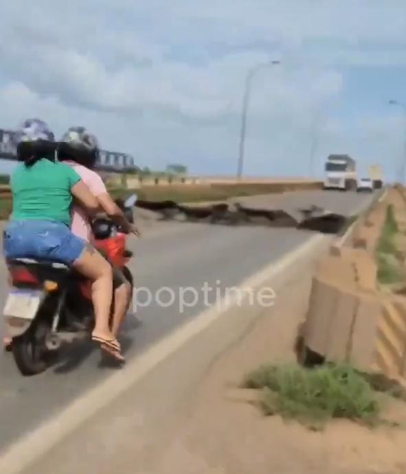 巴西一座大橋崩塌,裂縫愈來愈大。