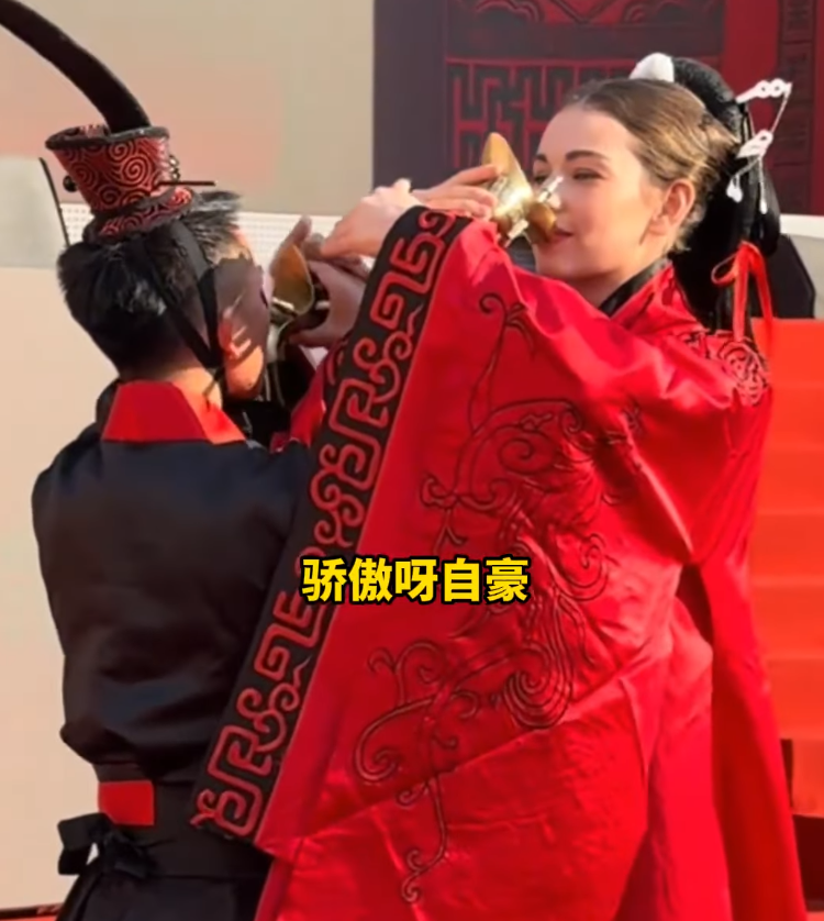 田軍與娜美合巹交杯,後者被冠以「田娜美」之名。