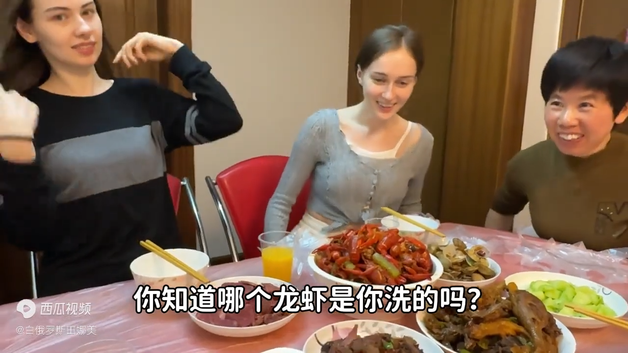 白俄羅斯美女娜美不時上載Vlog分享近況,包括第一次食龍蝦。