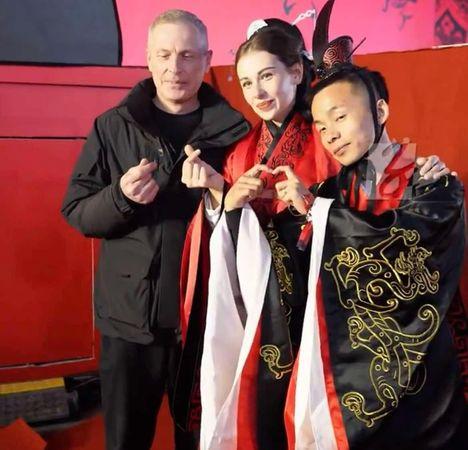 娜美父親(左)出席了女兒的中式婚禮。