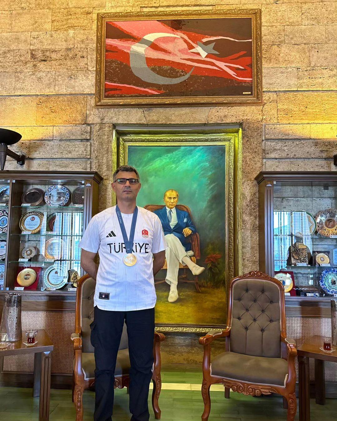 土耳其射擊大叔迪凱奇(Yusuf Dikec)爆紅全球。