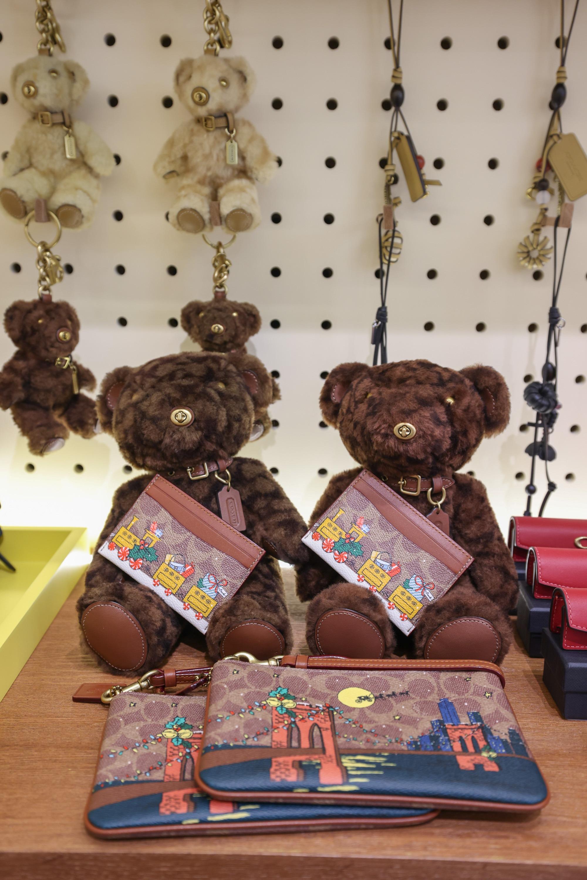 Coach提供多樣的節日禮物選擇。