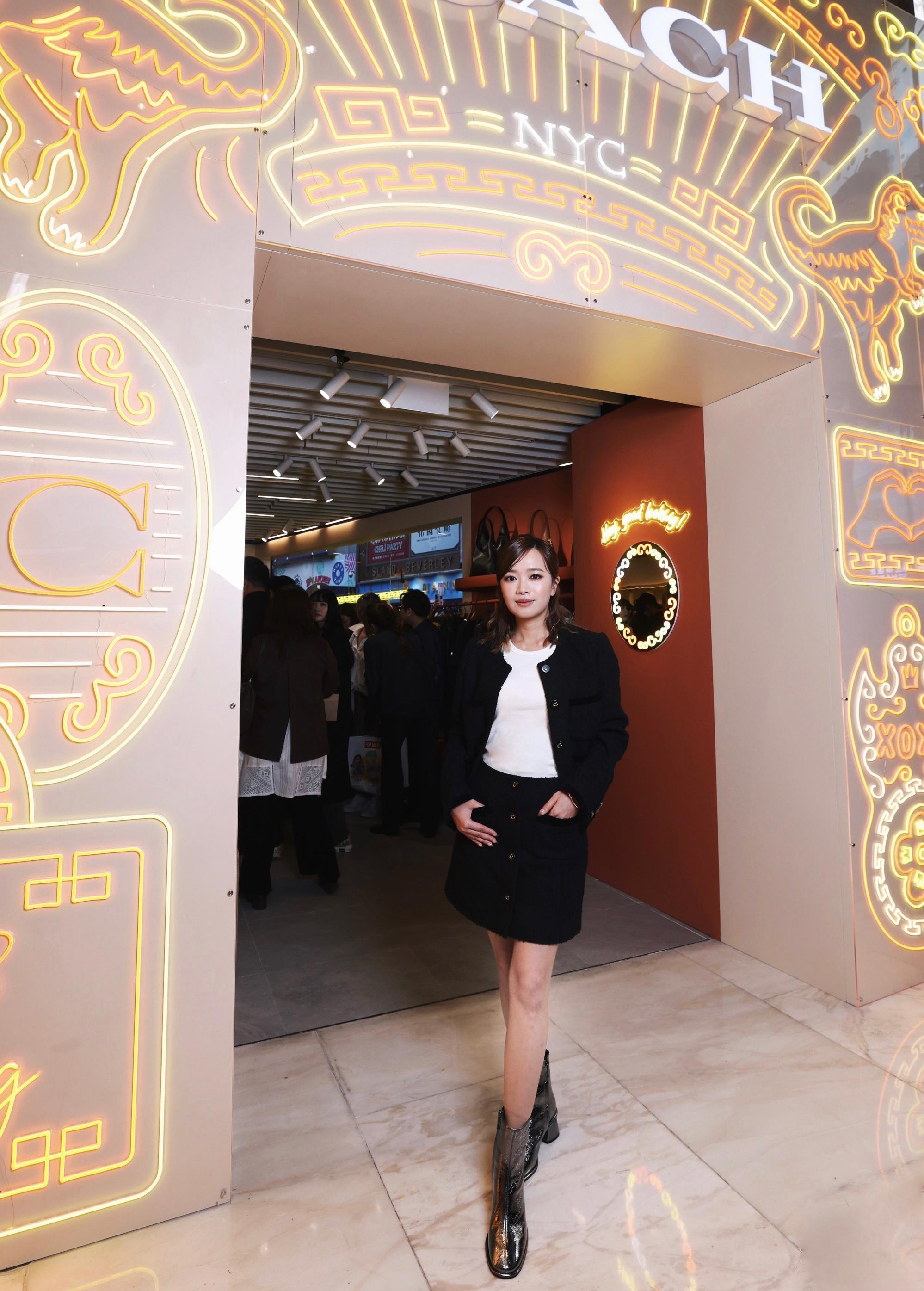 On陳俞希(Hailey Chan):圈圈紗夾克、針織羅紋經典 SIGNATURE 背心、圈圈紗裙裝、GiGi金屬皮革短靴