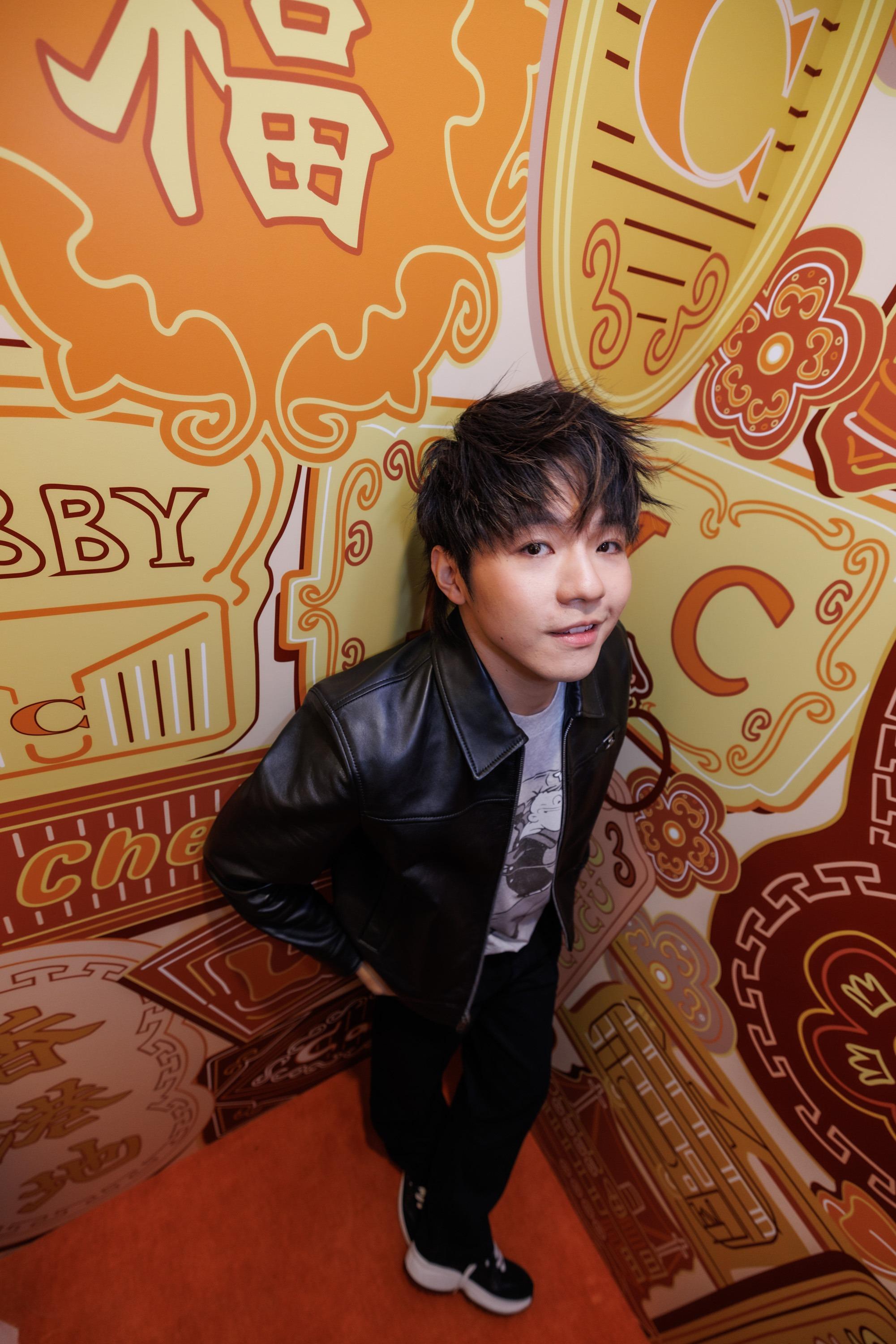 店內有「高炒俯視」鏡頭,以GenZ角度拍出Y2K自拍4格美照圖。