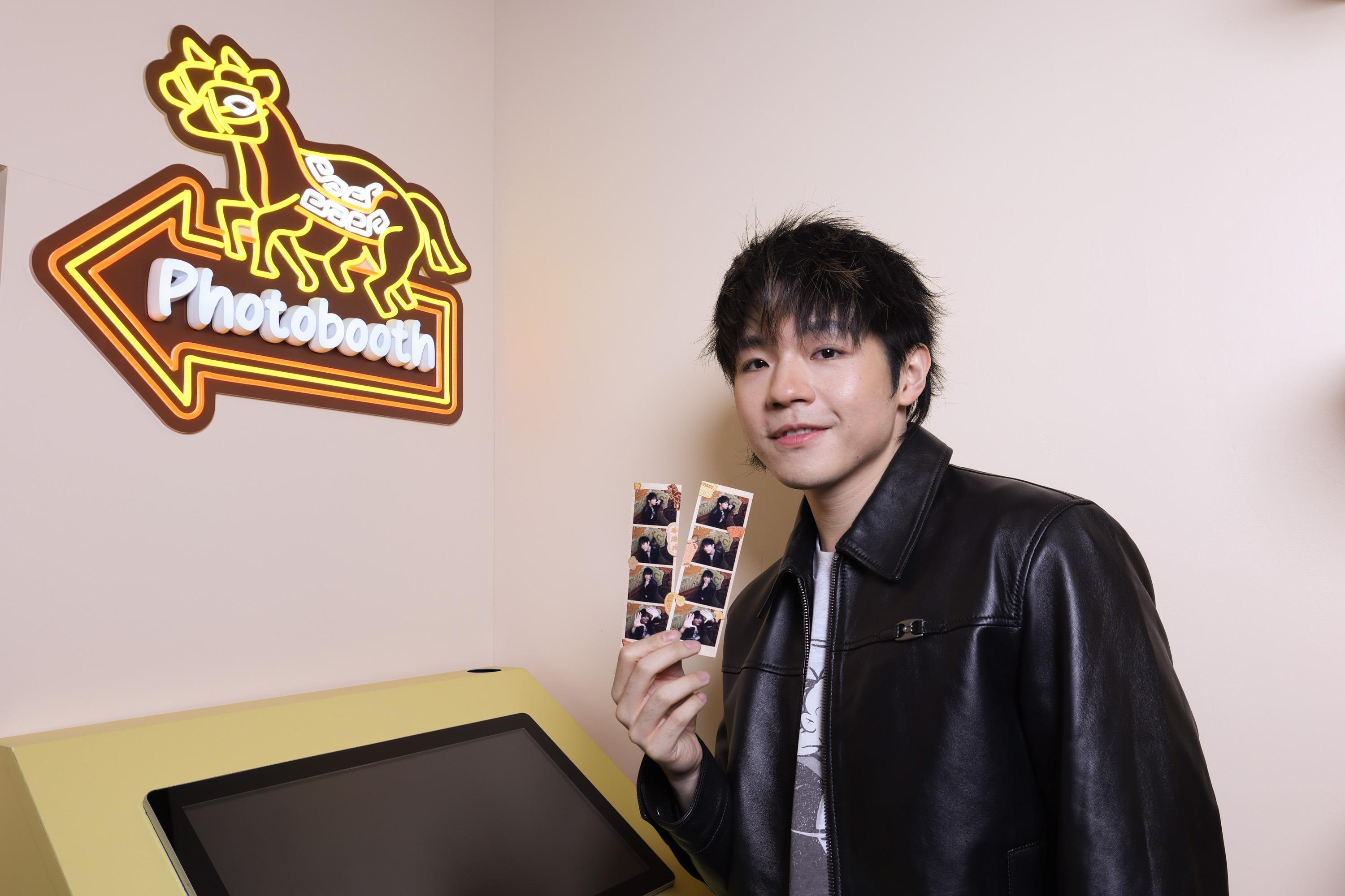 店內有「高炒俯視」鏡頭,以GenZ角度拍出Y2K自拍4格美照圖。