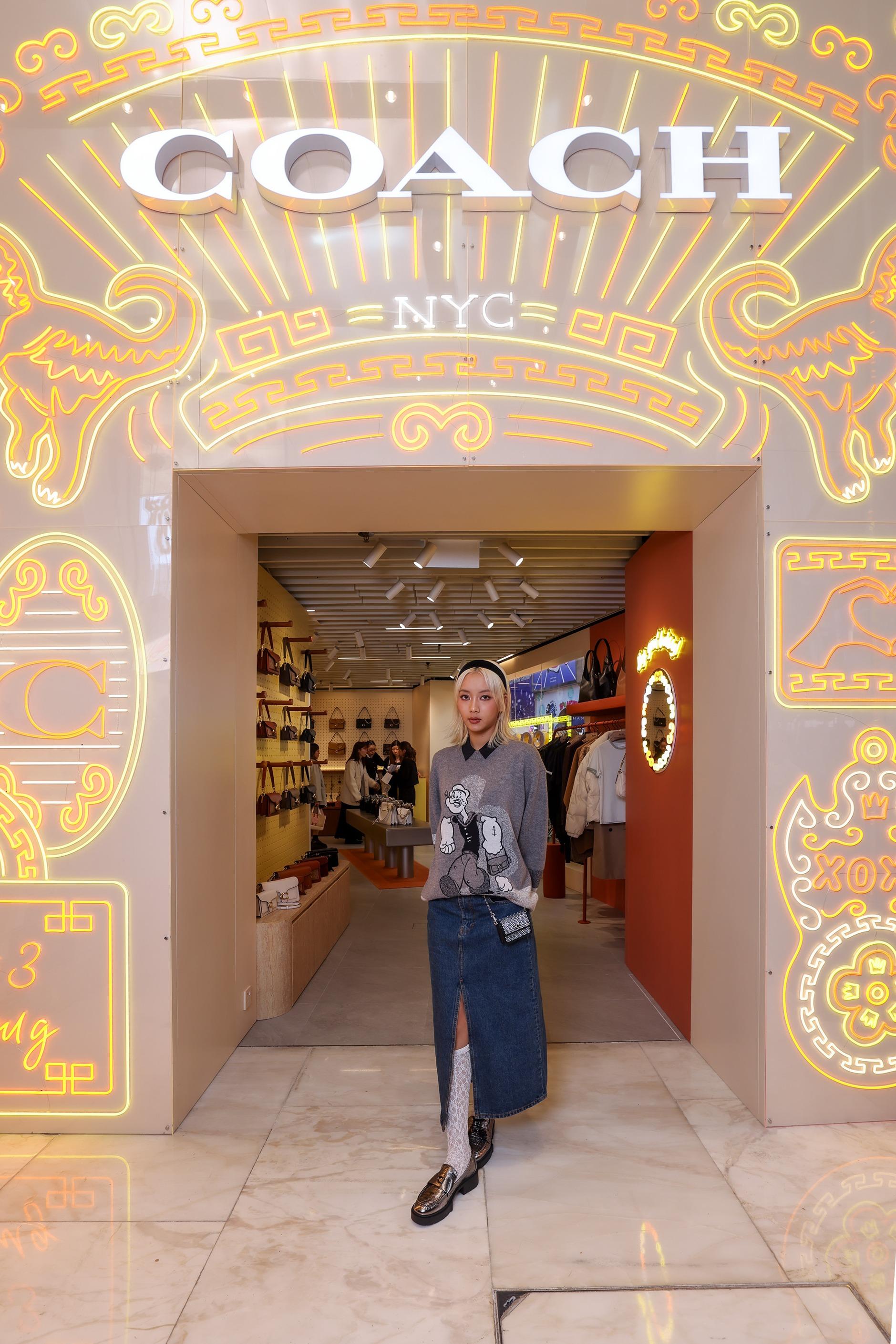 On邱彥筒(Marf Yau):Popeye毛衣、黑色絲質女士上衣、C 丹寧長裙、鑲鑽黑色小型卡夾、Coach Leah樂福鞋