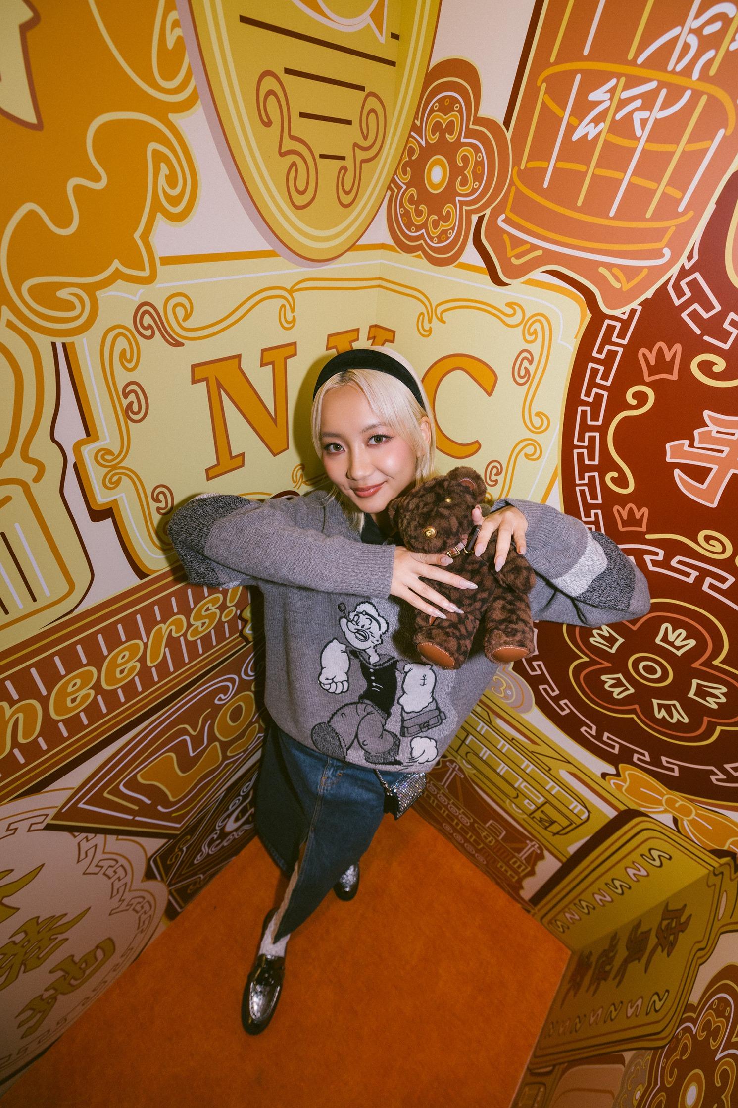 店內有「高炒俯視」鏡頭,以GenZ角度拍出Y2K自拍4格美照圖。