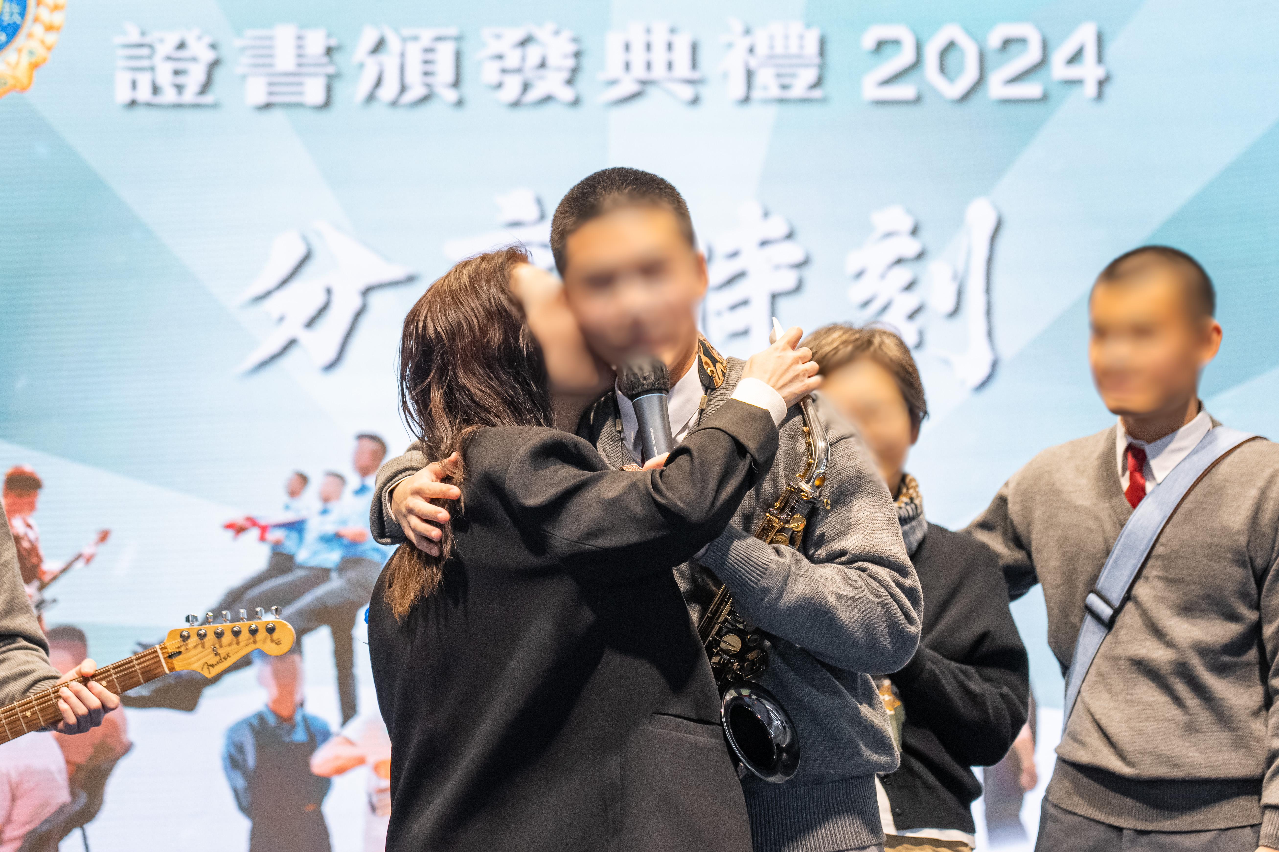 圖示一名青少年在囚人士感謝家人給予的支持和不離不棄。(政府新聞處)