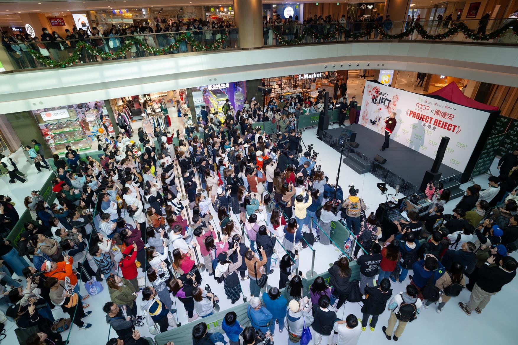 陳健安於聖誕正日為新專輯舉行簽唱會,逾300粉絲出席。