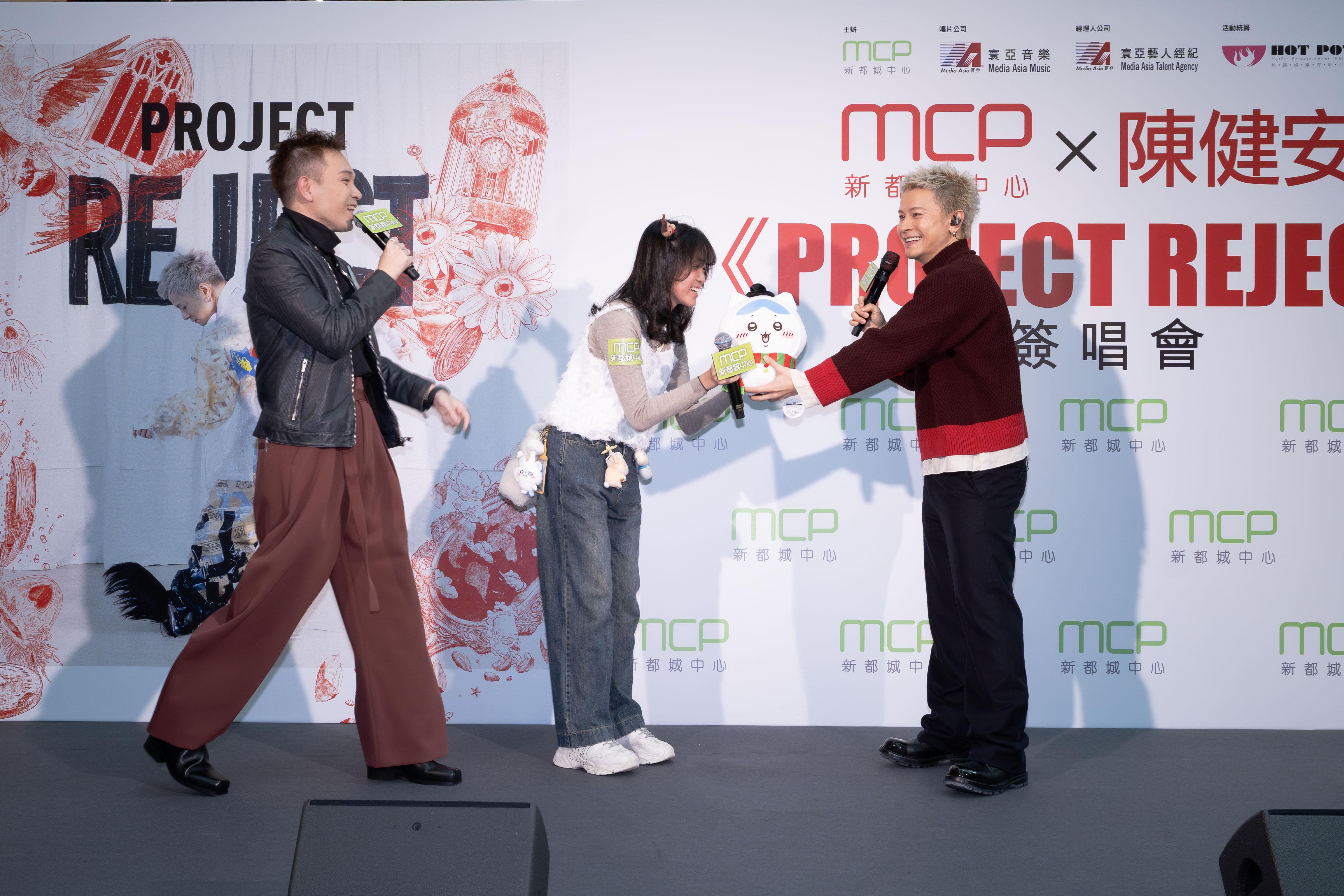 陳健安驚喜送親自夾的公仔作禮物送給fans。