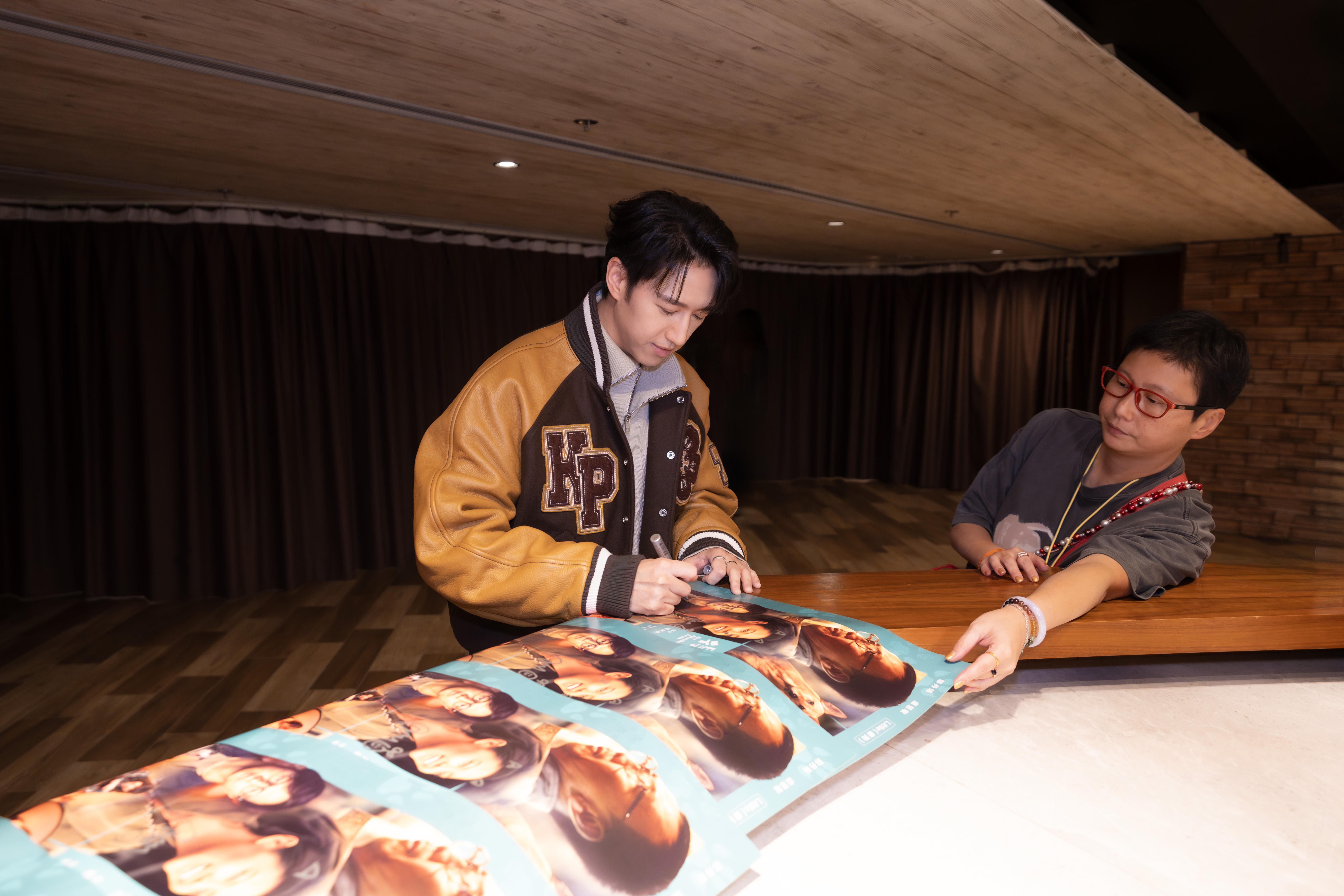 馮允謙fans包場,謝票被嗌「俊文BB」。