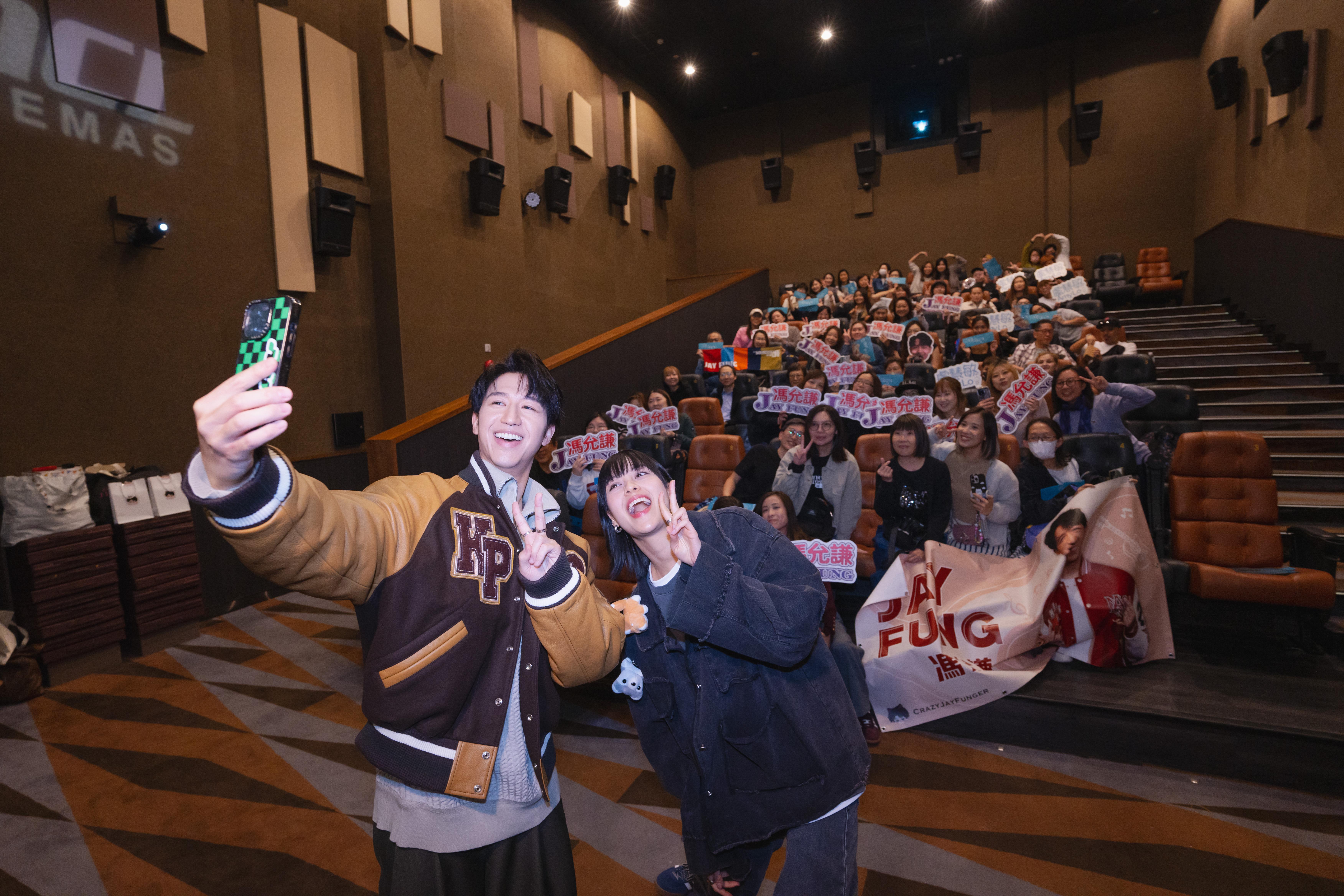 馮允謙約埋戲中女友盧慧敏連走兩場謝票。