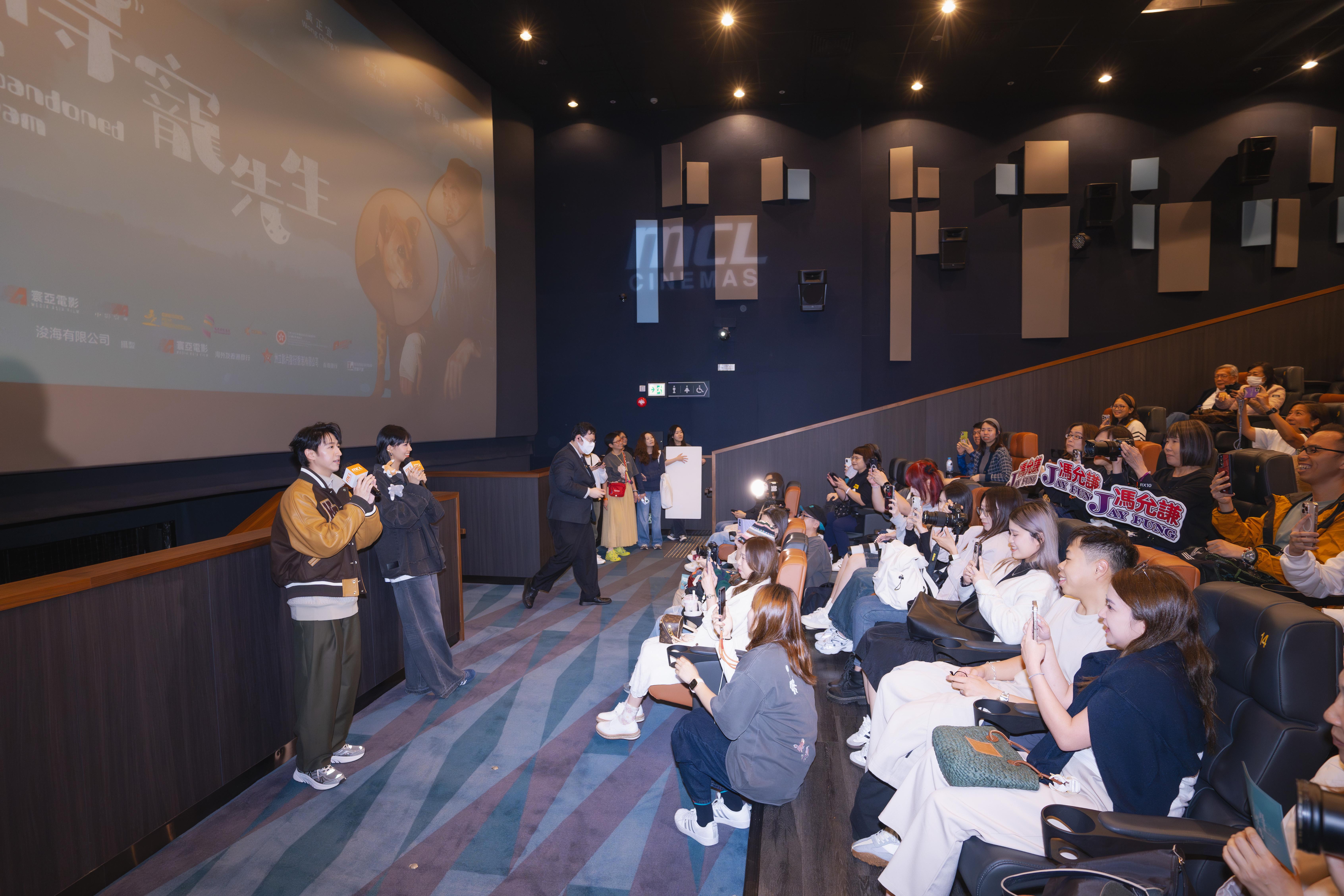 馮允謙fans包場,謝票被嗌「俊文BB」。