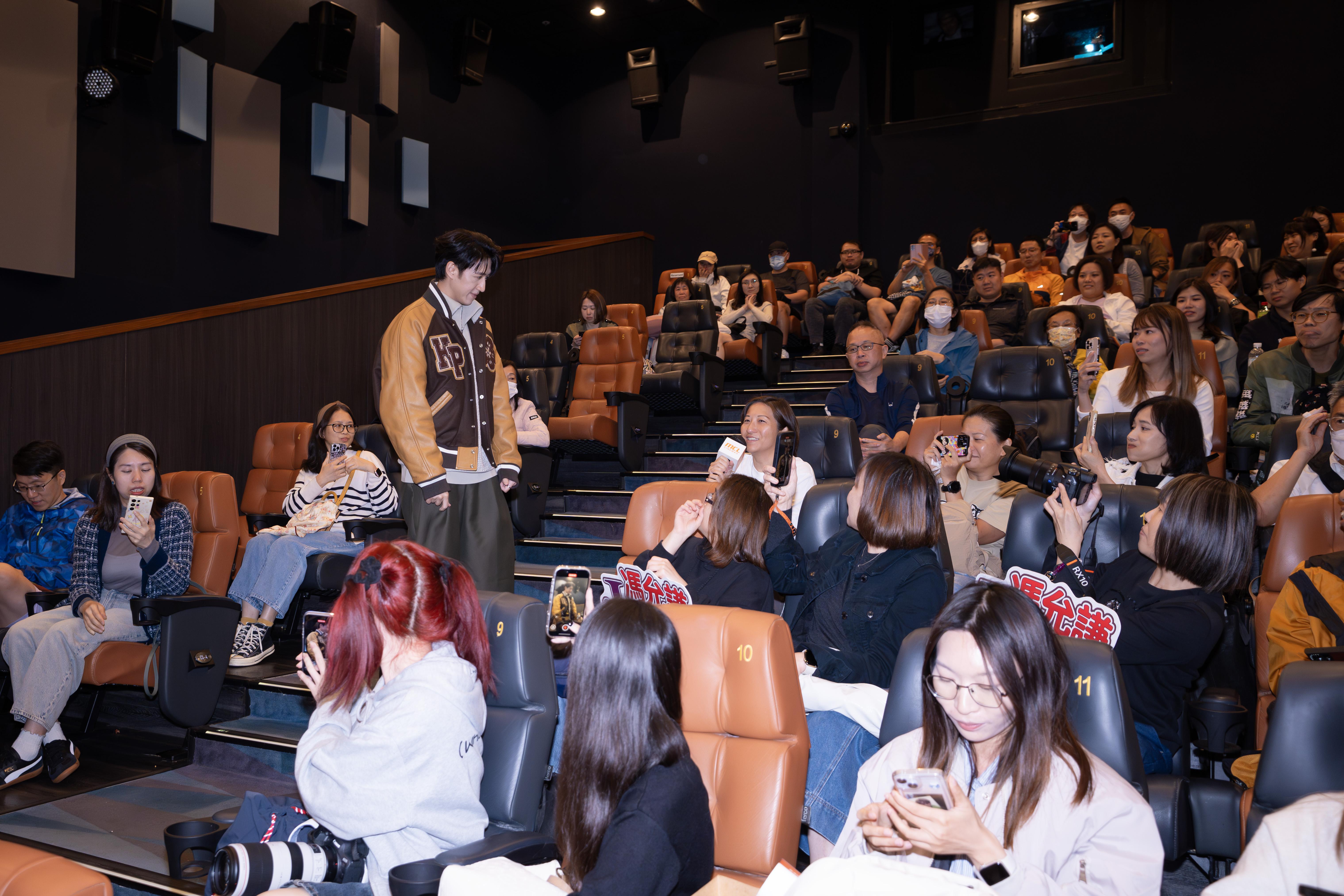 馮允謙約埋戲中女友盧慧敏連走兩場謝票。