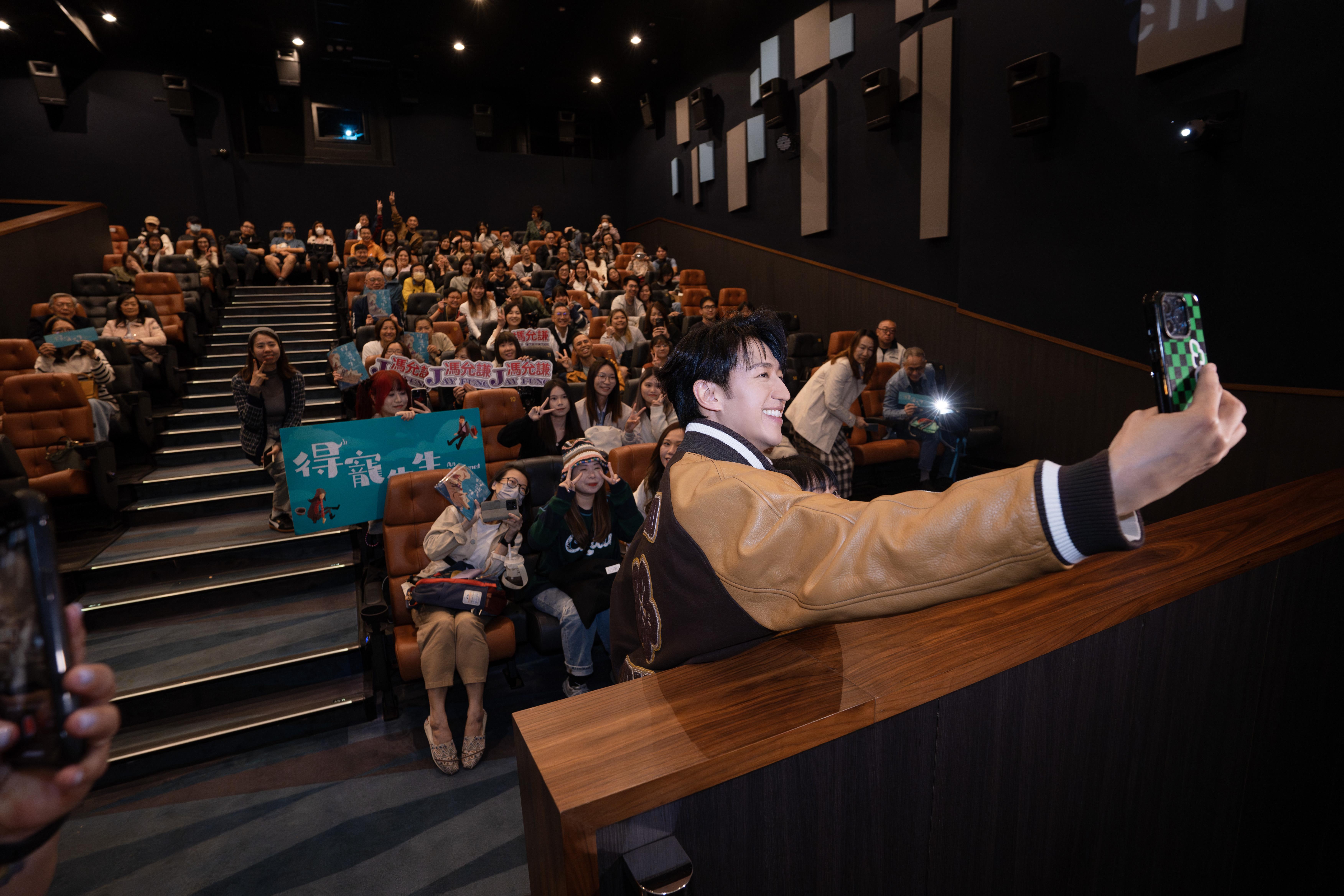 馮允謙難忘與Amy伸半個人出車廂追燒腩。