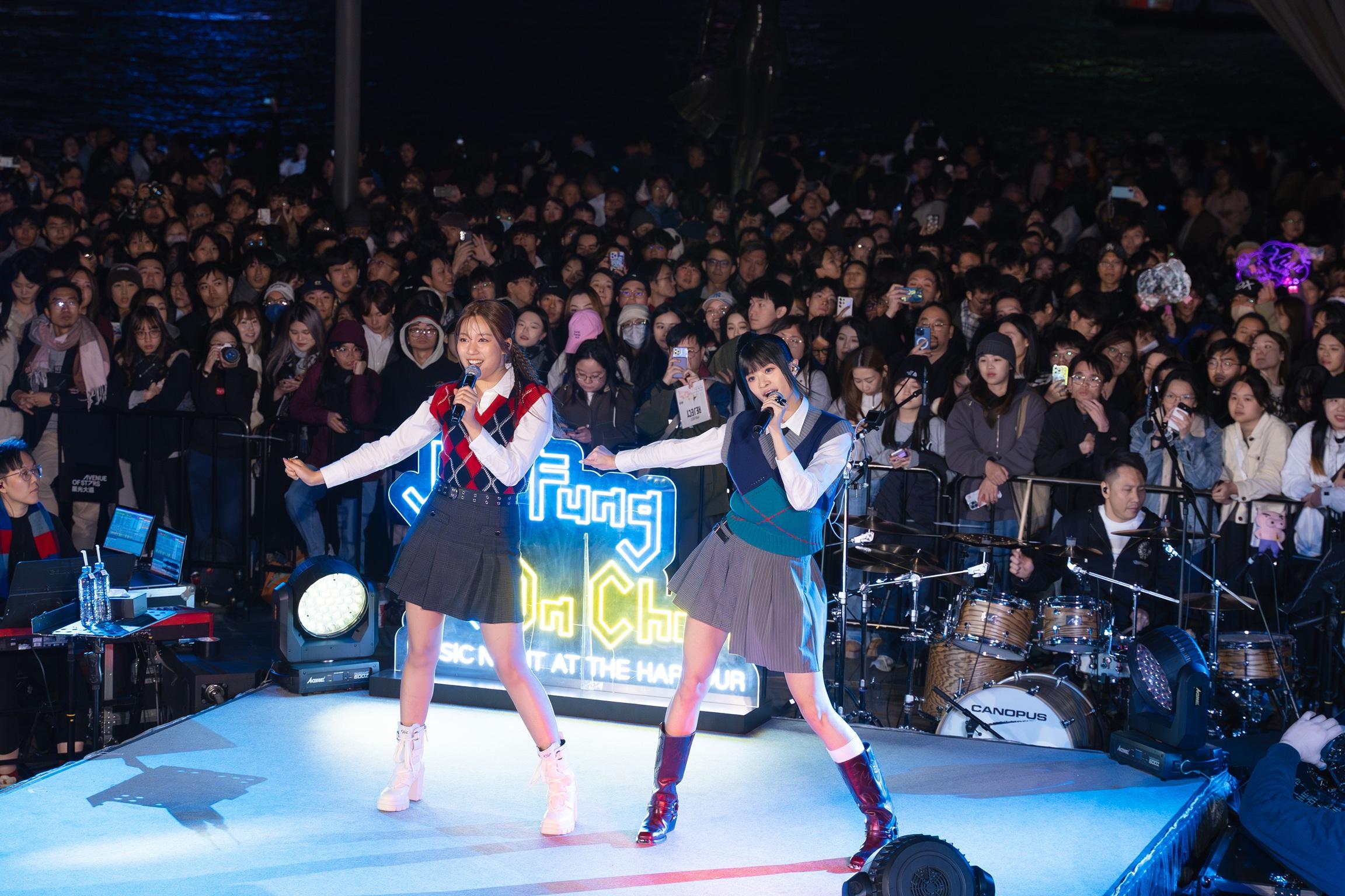 女團Me& 的黃淑蔓(Feanna)和連家穎(Vian)抵受寒風在海傍穿短裙大曬長腿跳唱新歌。